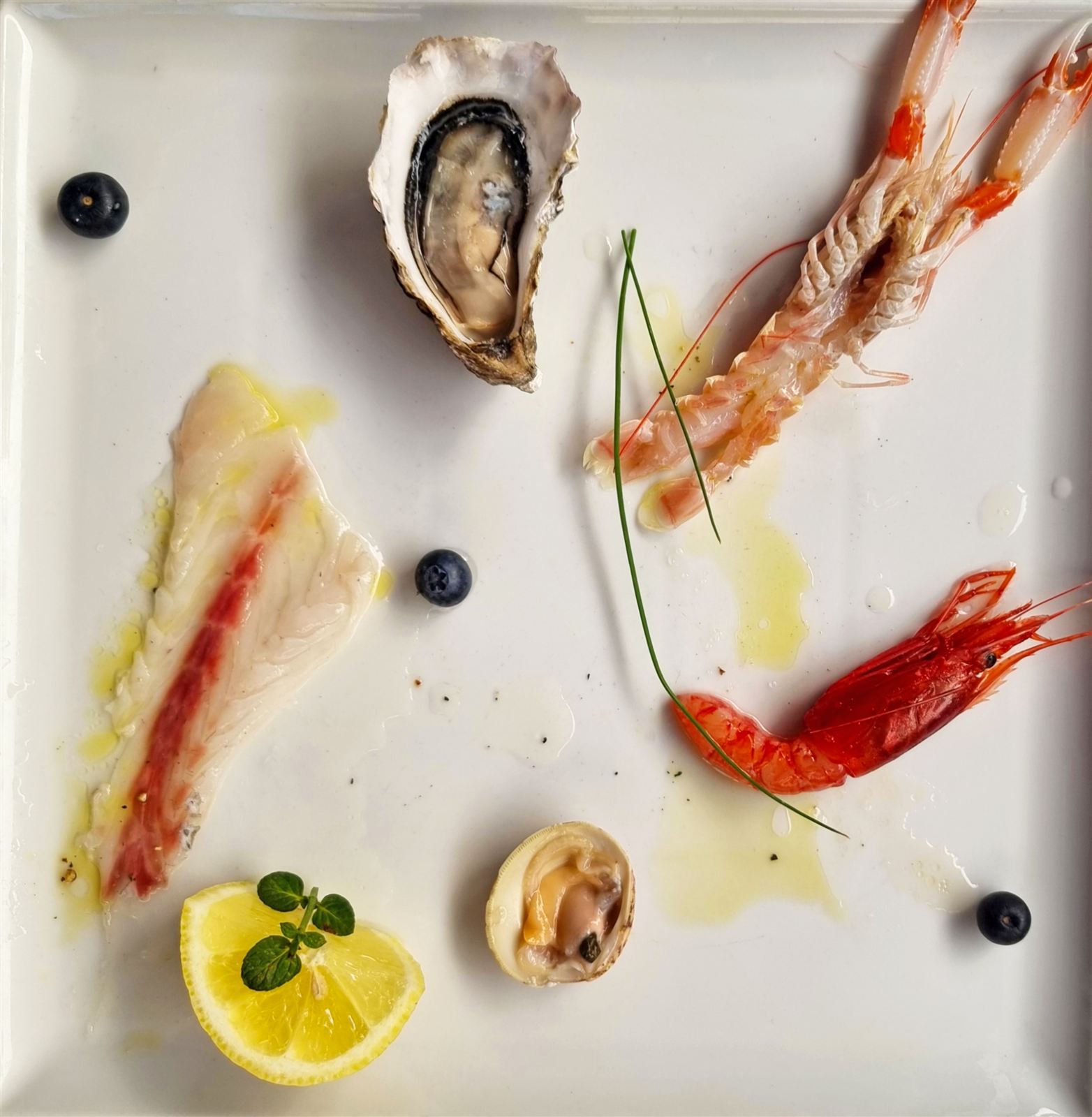 Crudo di mare: ostrica, gambero e frutti di mare