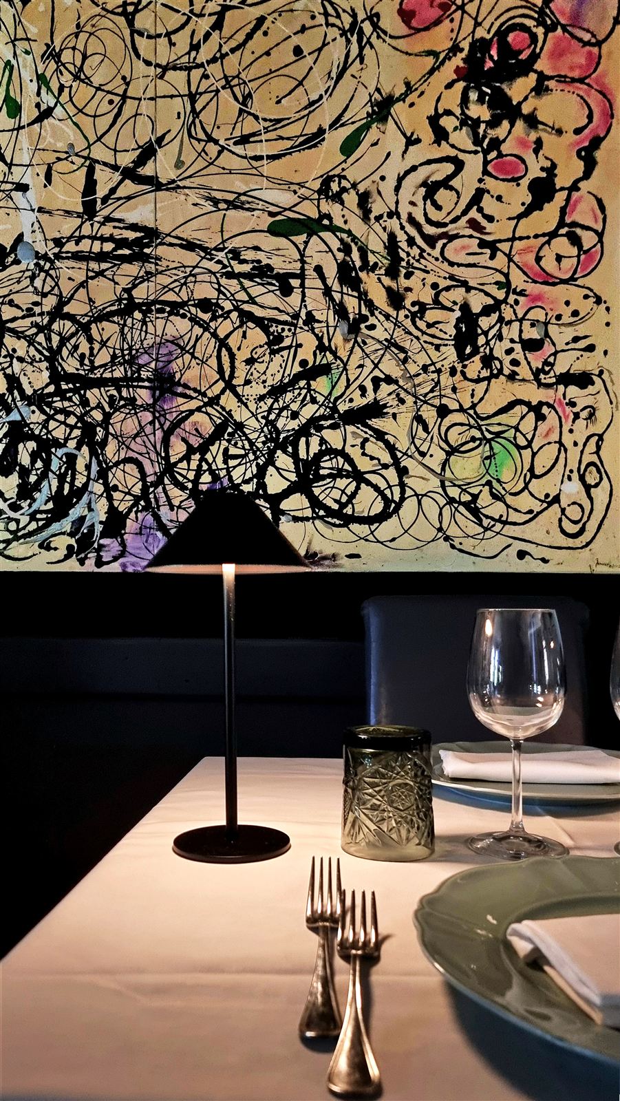 La sala interna del ristorante con opere d'arte contemporanea